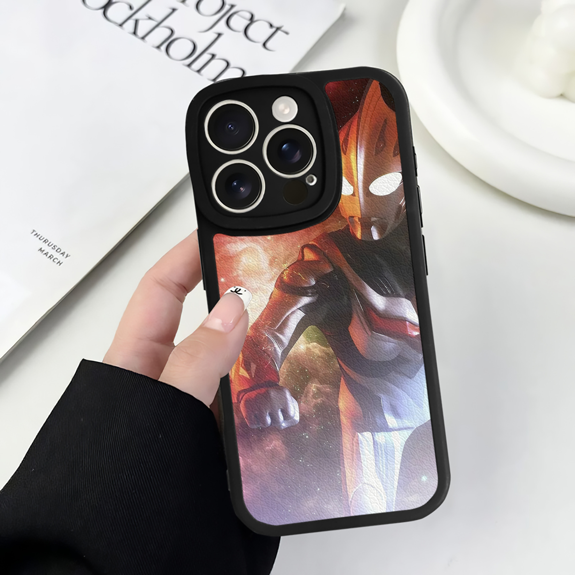 （画像用） ウルトラマン Ultraman 【iPhone 16シリーズ対応】シリコンスマホケース（レザー調） 材質：シリコン